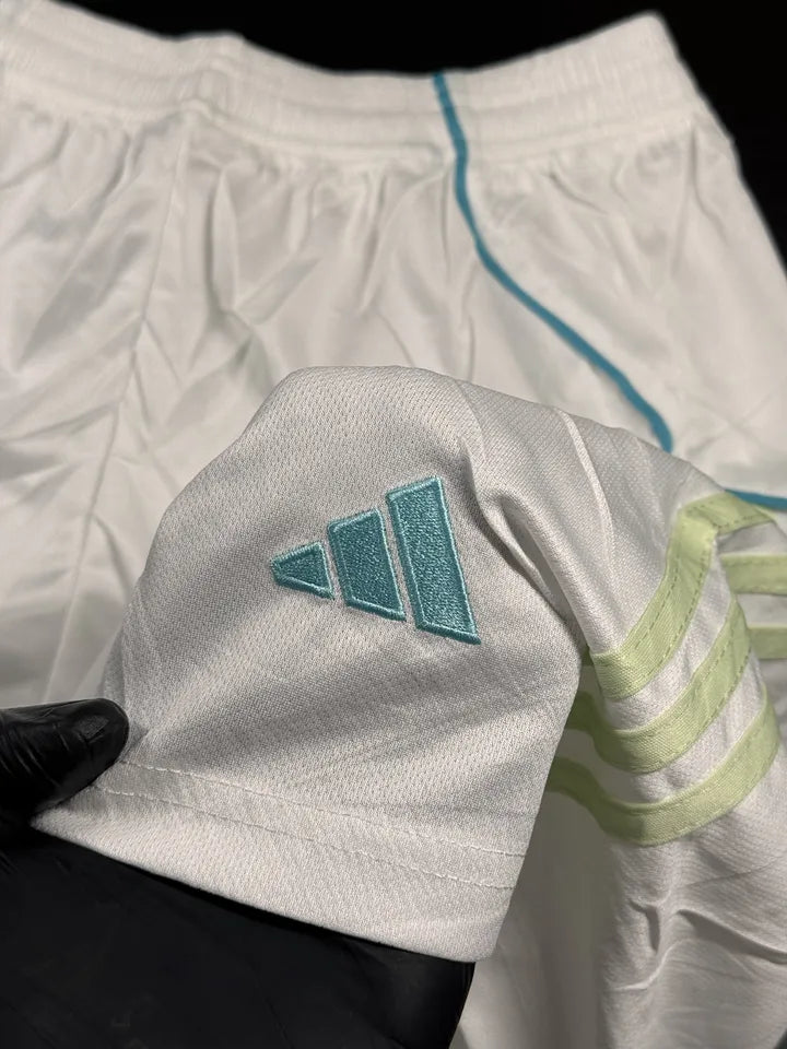 kit camisa/short Juventus Azul Claro II 25/26