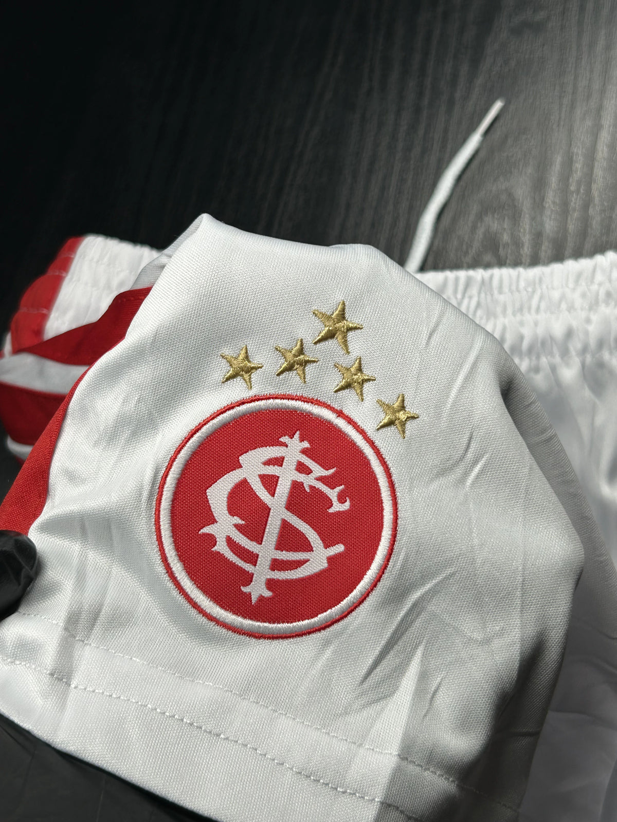 Kit Infantil Internacional Vermelha I 26/27 [Logo Diferente]