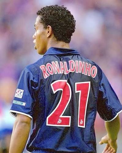 Camisa Retrô PSG I Ronaldinho 2001/02